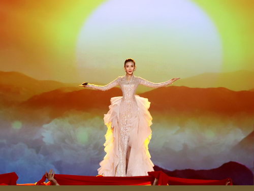 徐千雅《天耀中华》压轴献唱央视元旦晚会